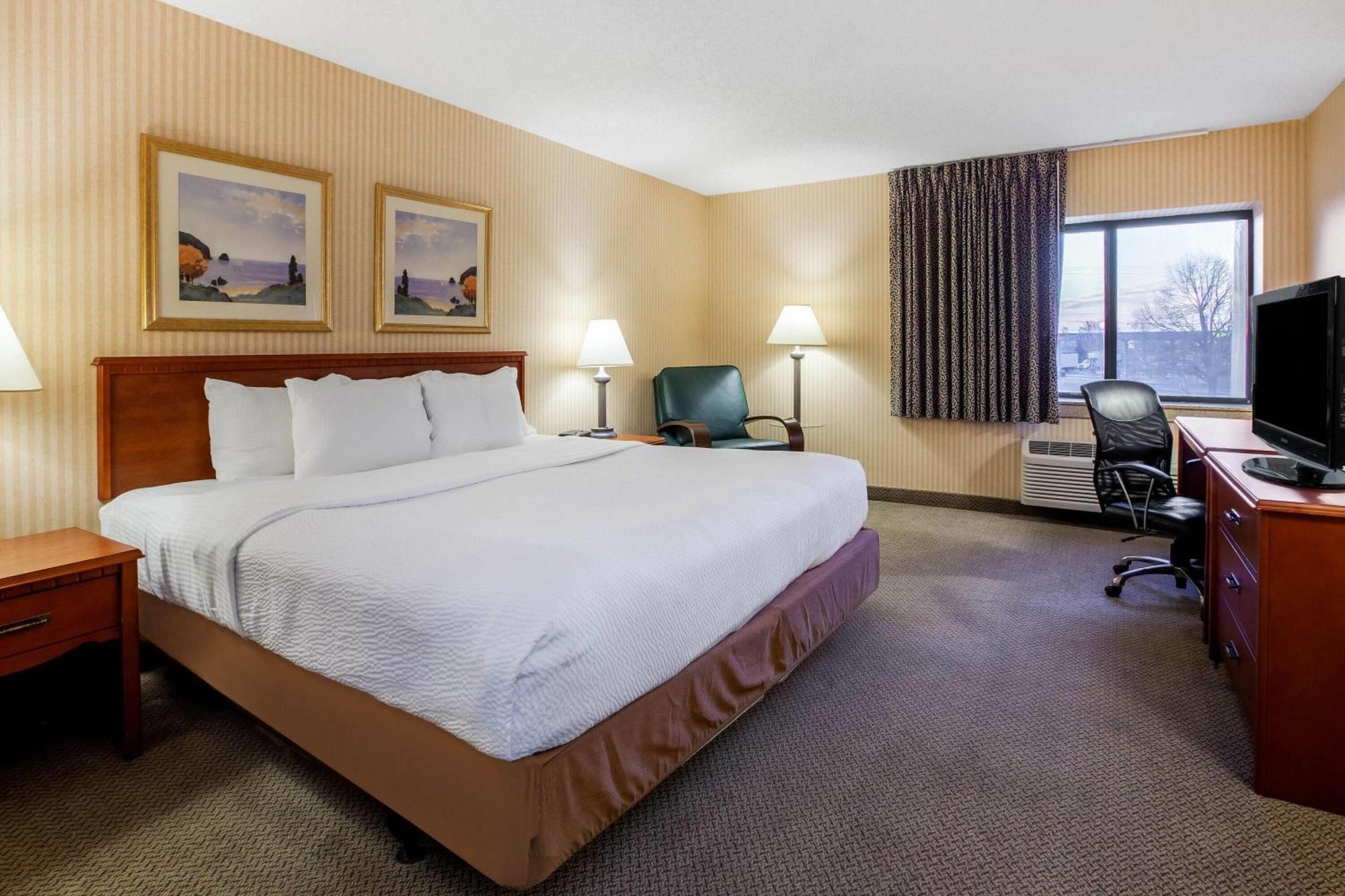 La Quinta Inn By Wyndham Detroit Саутгейт Экстерьер фото